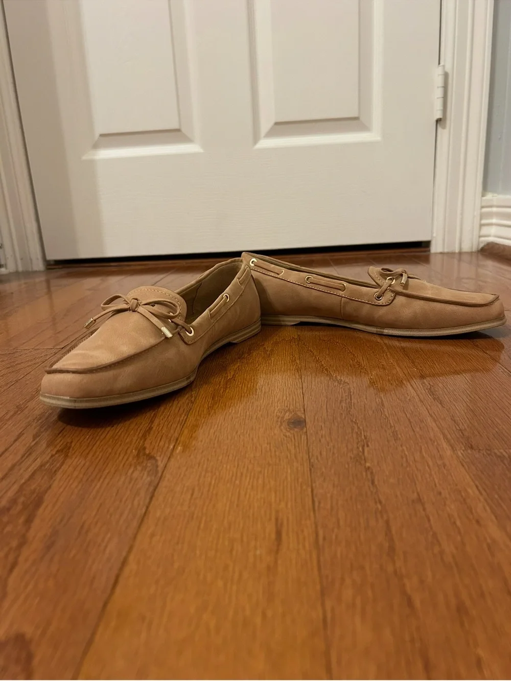 Dolce Vita Modern Tan Driving Loafers Women's Size 9 Bow Slip-On Minimalist